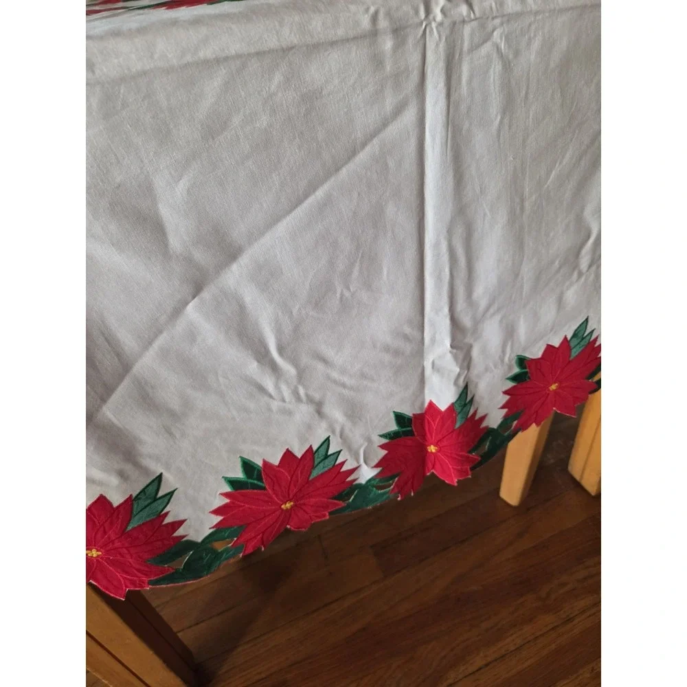 Poinsettas 66 Round Tablecloth White Red & Green Scalloped Edge 8 Napkins Retro